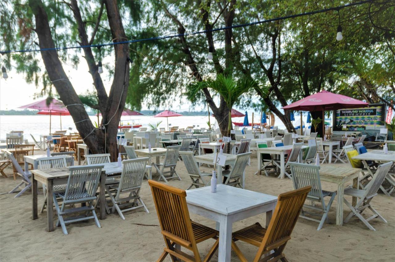 Warna Beach Hotel Гили Траванган Экстерьер фото